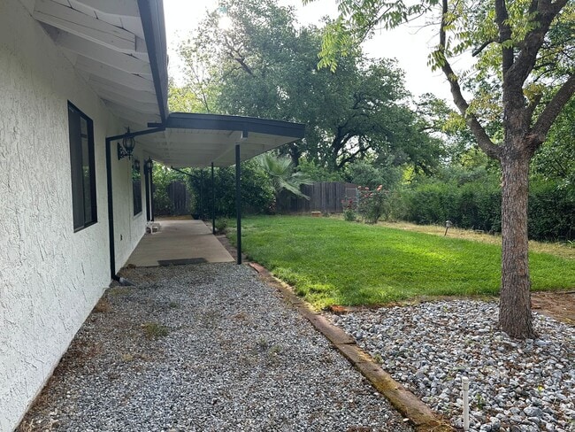 Building Photo - Beautifully maintained home in a peaceful setting