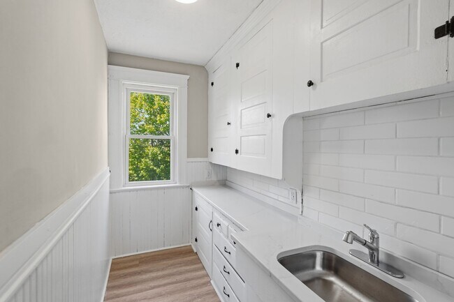 Building Photo - 387 Grove St