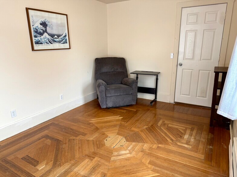 Building Photo - 396 Upper Main St