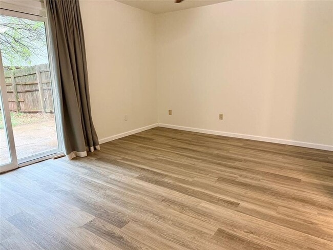 Building Photo - Super cute 2/2/2!