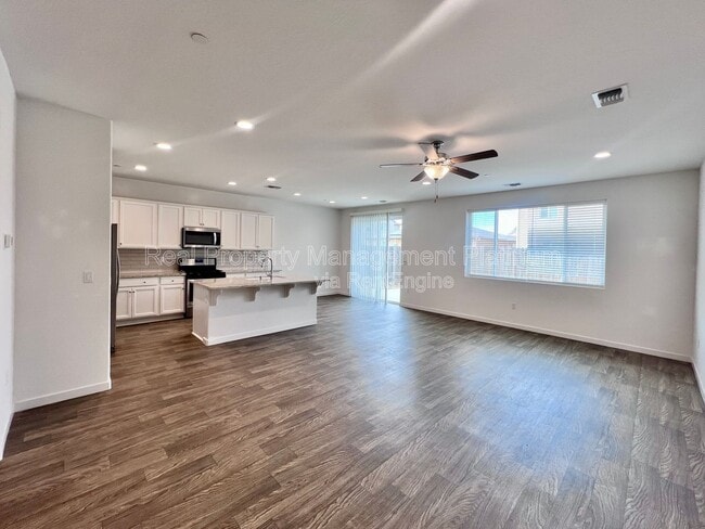 Building Photo - 6692 E Cambridge Ave