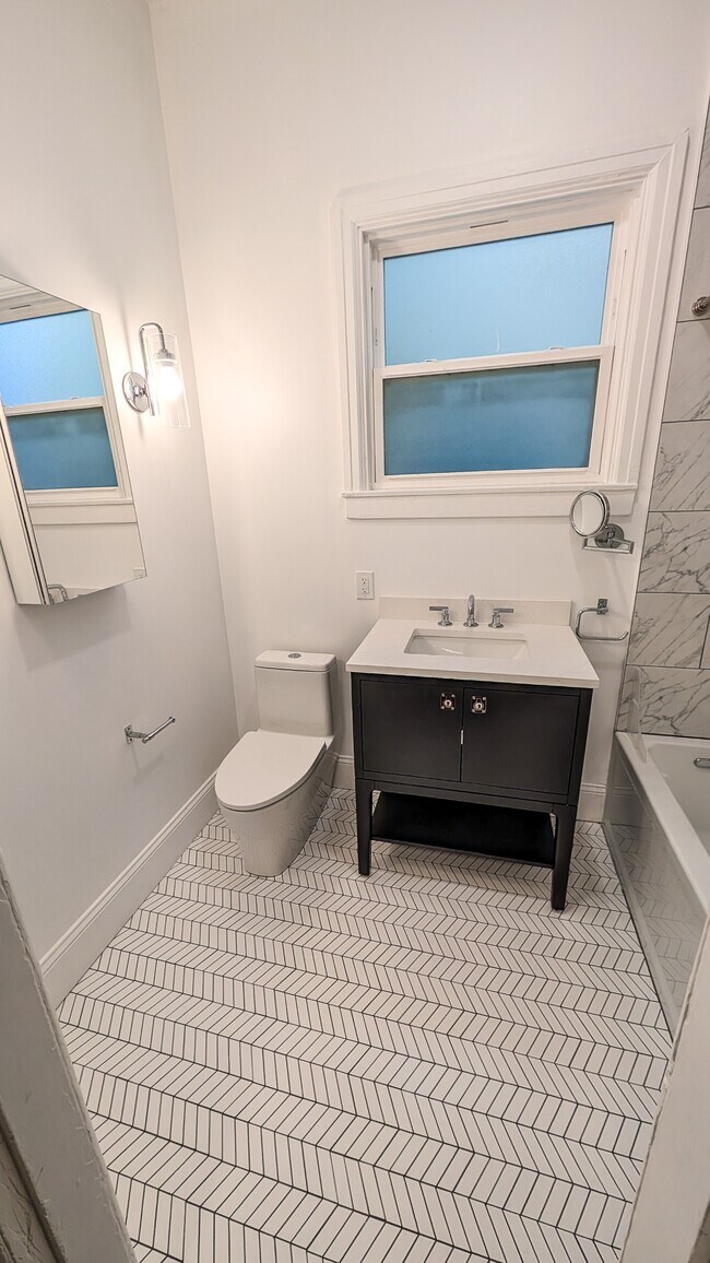 Building Photo - 657 Castro St