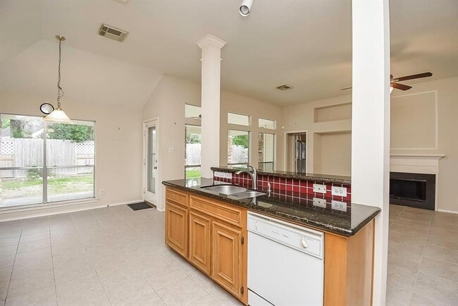 Building Photo - 3903 Vinecrest Dr