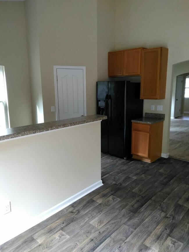 Building Photo - Spacious 4 Bedroom, 2.5 Bathroom Home!