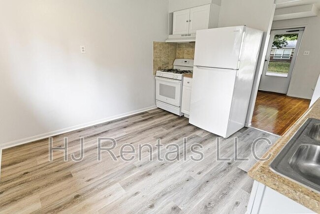 Building Photo - 532 Holiday Ave