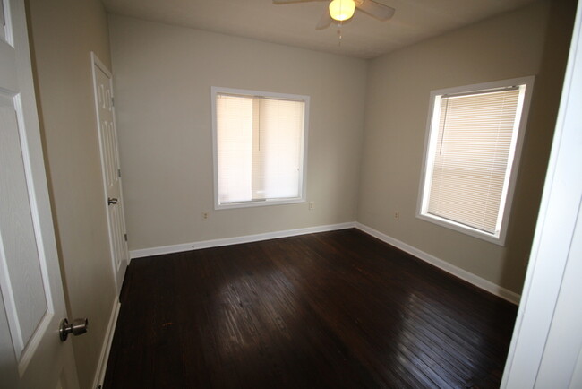 Building Photo - Spacious 2 Bedroom close to campus!