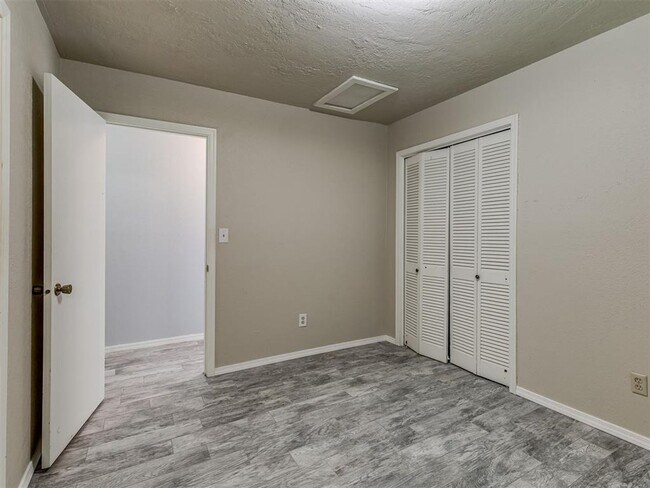 Building Photo - Updated & Close to Everything!