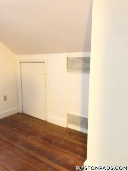 Building Photo - 163 Strathmore Rd