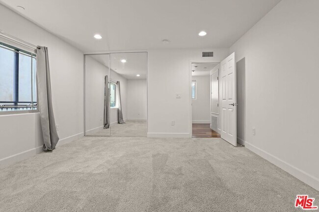 Building Photo - 5315 Bellingham Ave