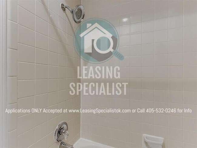 Building Photo - Stunning Yukon 3 Bed 2 Bath Home Available...