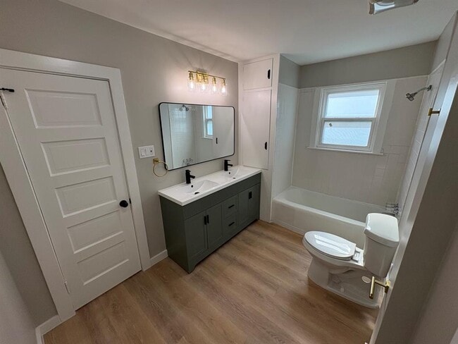 Building Photo - 4620 Bennett Ave