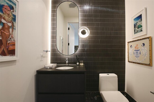 Building Photo - 610 Davis St