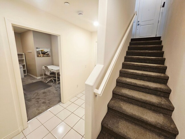 Building Photo - Gorgeous Stand Alone Town Home / Rolling Hills Golf Club is your Back Yard