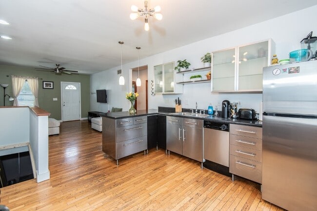 Building Photo - 4048 Walsh St