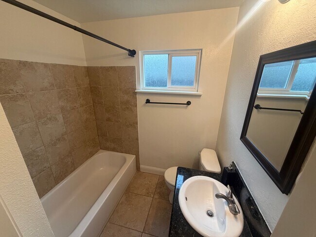 Building Photo - 3 Bedroom | 1 Bathroom | Home in Sacramento