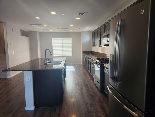 Building Photo - Unique condo with rooftop Strip Views and modern amenities.