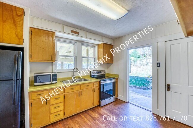 Building Photo - 8 Enka Oak St