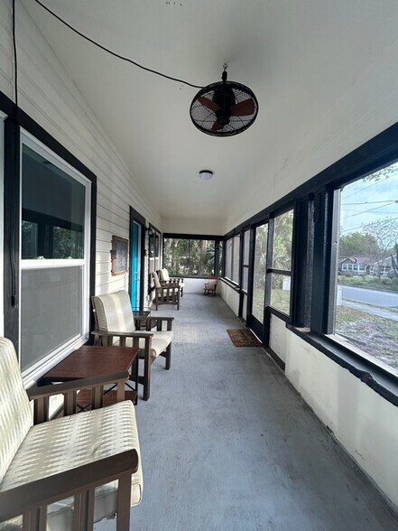 Building Photo - 49 Lakeside Ave