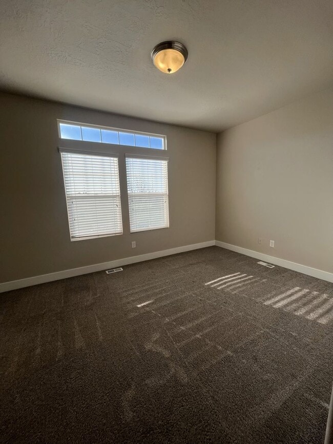 Building Photo - 1 MONTH FREE- 3 Bed, 2.5 Bath Townhome in Pleasant Grove