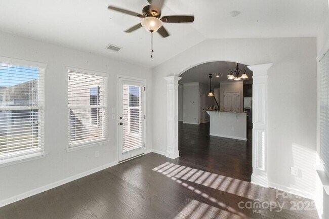 Building Photo - 2076 Waverly Ct