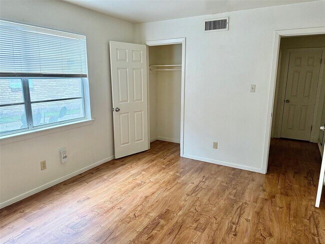 Building Photo - 2411 S 5th St