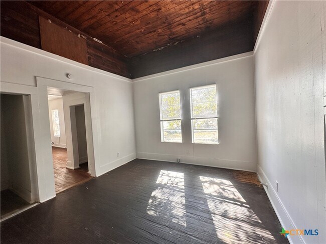 Building Photo - 244 W Sessom Dr