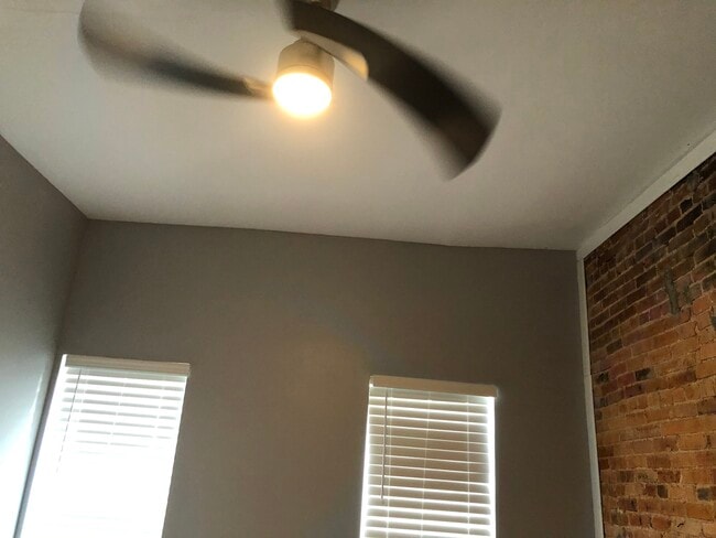 Building Photo - 405 S Vincent St