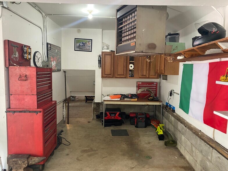 Building Photo - 2617 Maple Ave NE