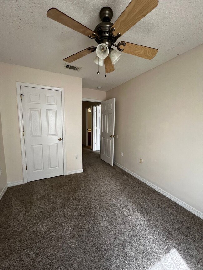 Building Photo - 202 Johnson Ct