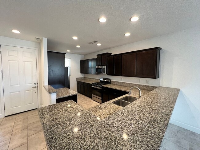 Building Photo - Large 4-bedroom home in Green Valley Estat...