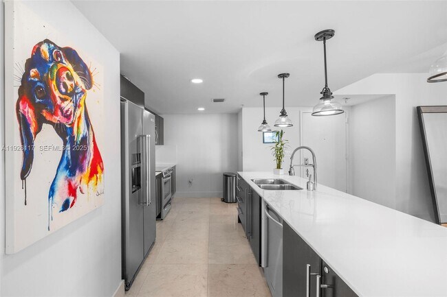 Building Photo - 665 NE 25th St