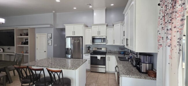 Building Photo - 624 S Vaughn Ave