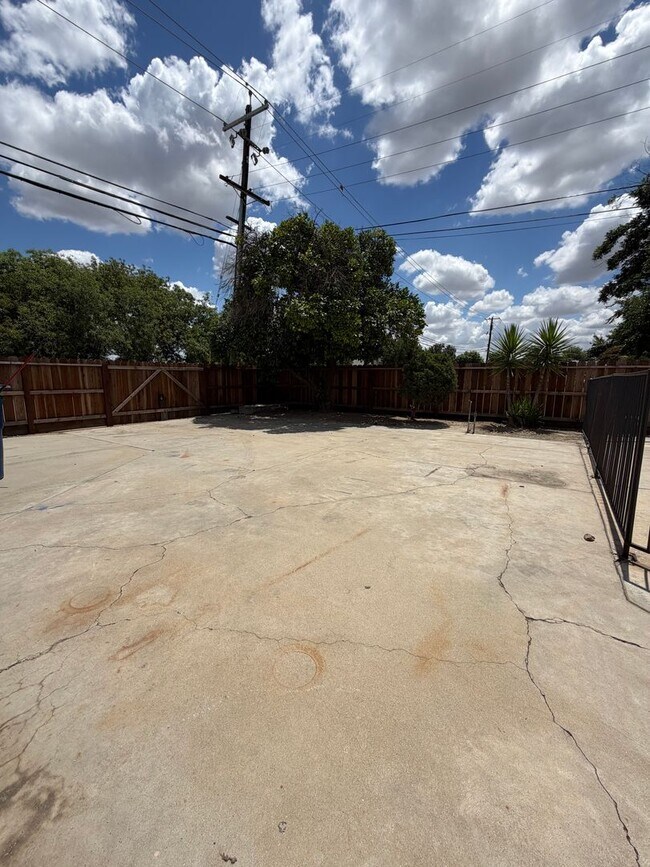 Building Photo - Large 3/3 Single-Family Home With Giant Yard
