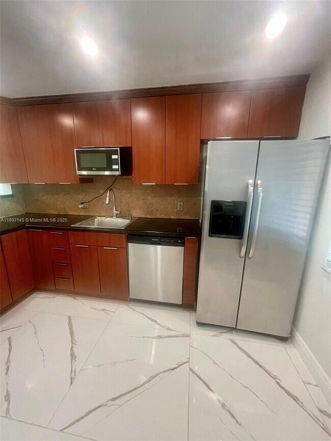 Building Photo - 403 Lakeview Dr