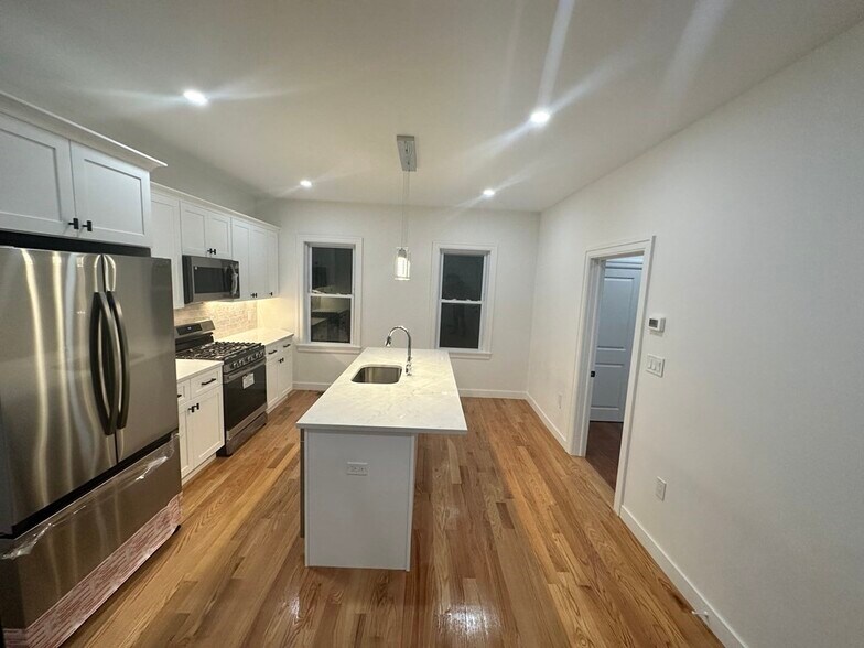 Building Photo - 82 Albertina St