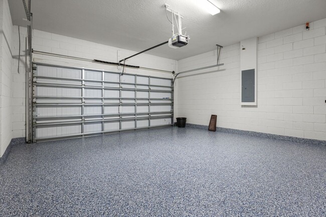 Building Photo - Luxury Living for Lease – 5BR Home with Of...
