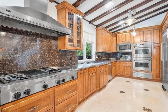 Building Photo - 800 SW 12th Ave