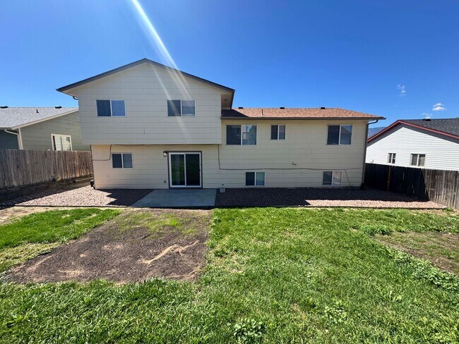 Building Photo - Updated 5 Bedroom Home