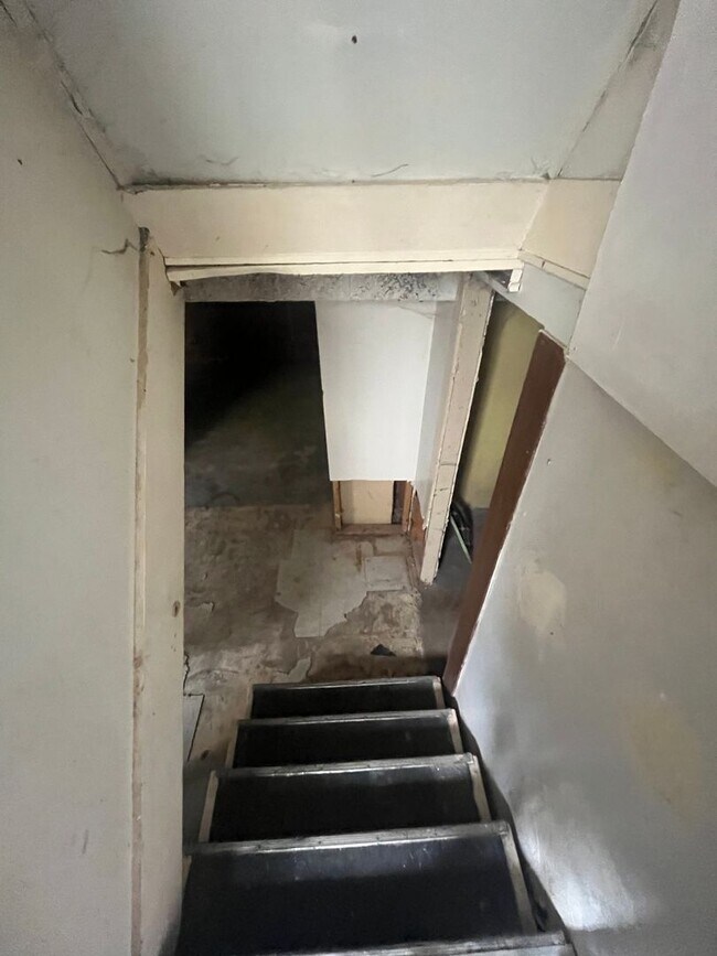 Building Photo - Beautifully renovated 3 bedroom house!