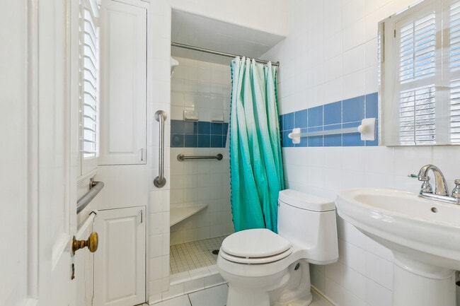 Building Photo - 523 Turquoise St