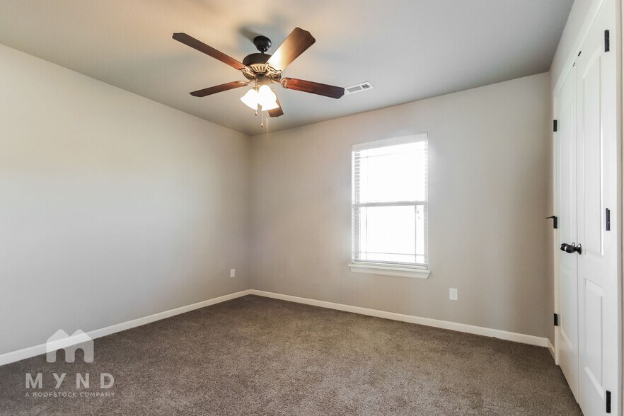 Building Photo - 2303 SW Worthington Ave