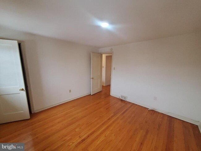 Building Photo - 16 St Albans Ave