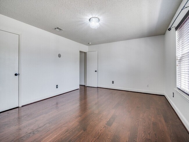 Building Photo - 8605 Treasure Cove
