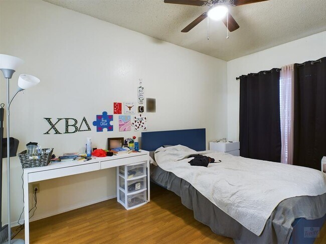 Building Photo - 806 W 24th St