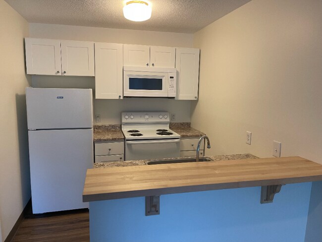 Building Photo - 498 Marlboro Rd