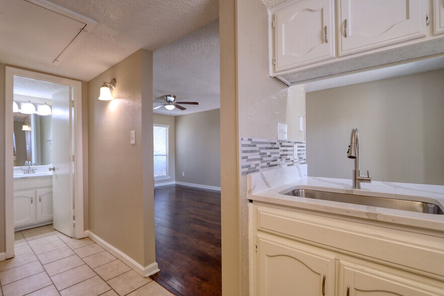 Building Photo - 707 Harbour Town Dr