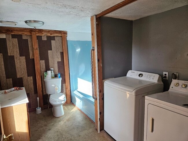 Building Photo - *Knoxville 37914 - 2 bedroom, 1 bath,  han...