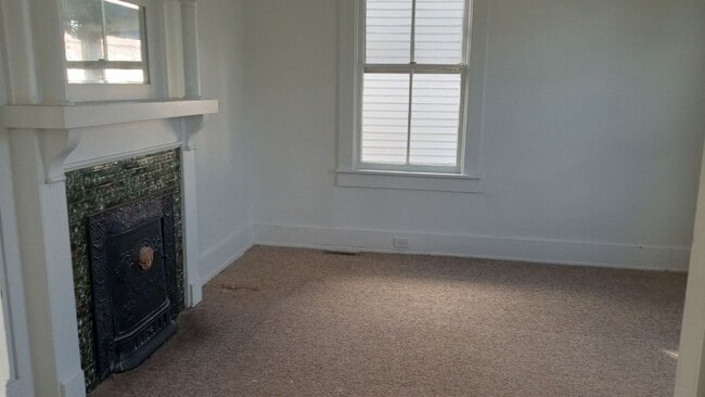 Building Photo - 5 Bedroom 1 Bath Available to Rent for $95...