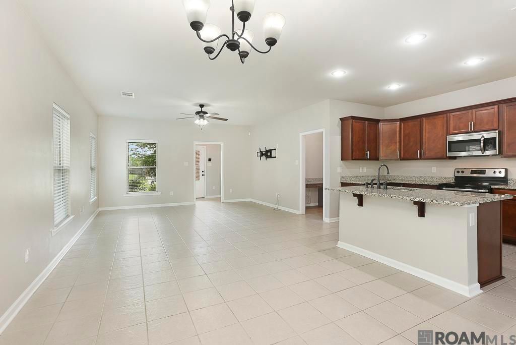 Building Photo - 18317 Sunset Park Dr