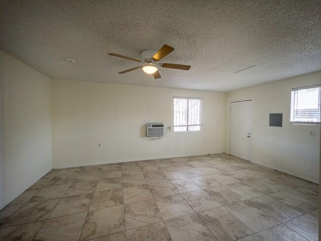 Building Photo - 1 bed and 1 bath located in Henderson!
